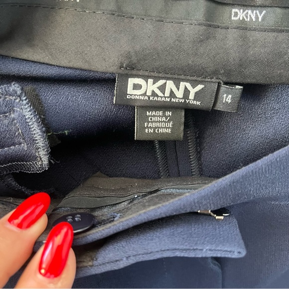 DKNY NWOT Beautiful Navy Tuxedo Crepe Pants Size 14. - Picture 2 of 3